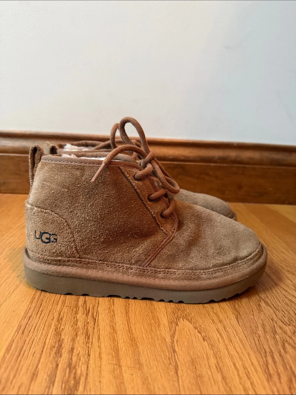 UGG Kids Neumel Classic Chukka Boots Chestnut Suede Lace Up Front Kids US 2